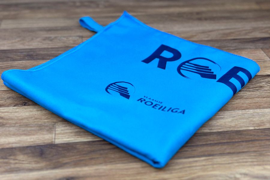 blauw vezeldoekje met ontwerp aangebracht via lasergravure voor een duurzamer resultaat
